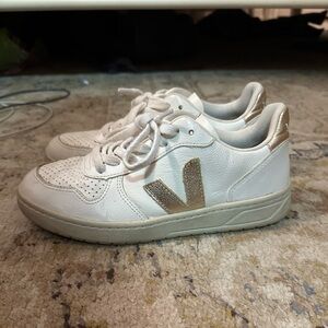 Veja v-10 extra white plantine